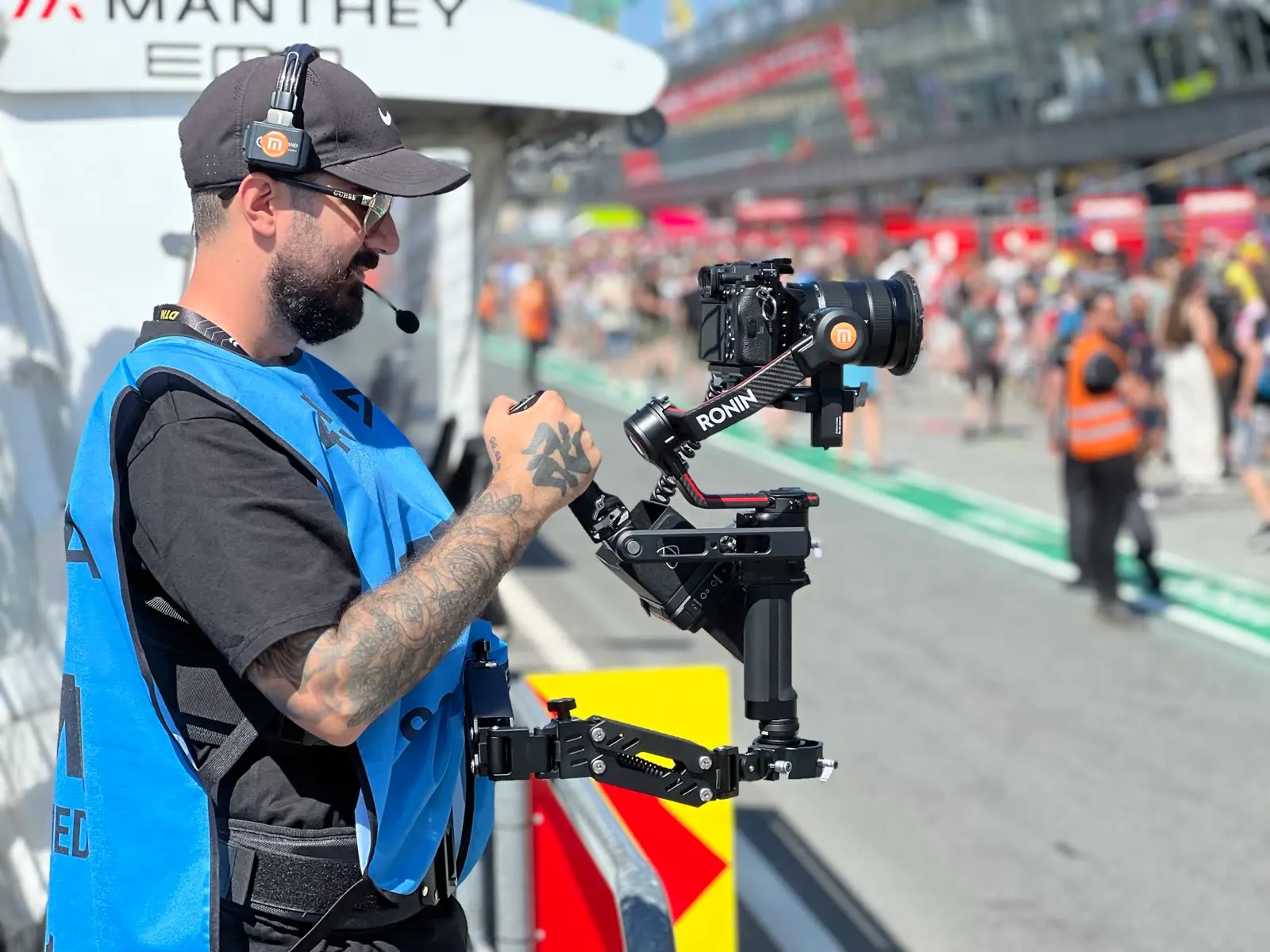 Kameramann von Flashback mit Gimbal-Rig bei einem Dreh an der Rennstrecke